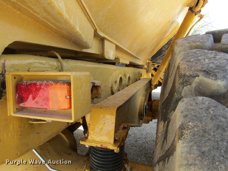 image for item DF3799 2001 Caterpillar 725 haul truck
