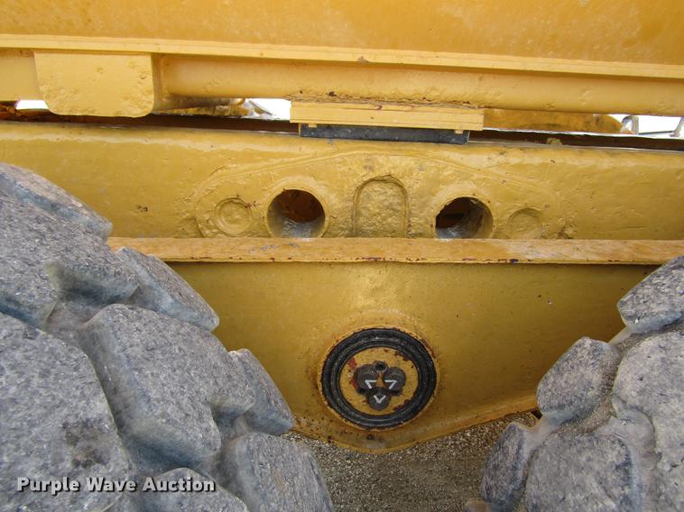 image for item DF3799 2001 Caterpillar 725 haul truck