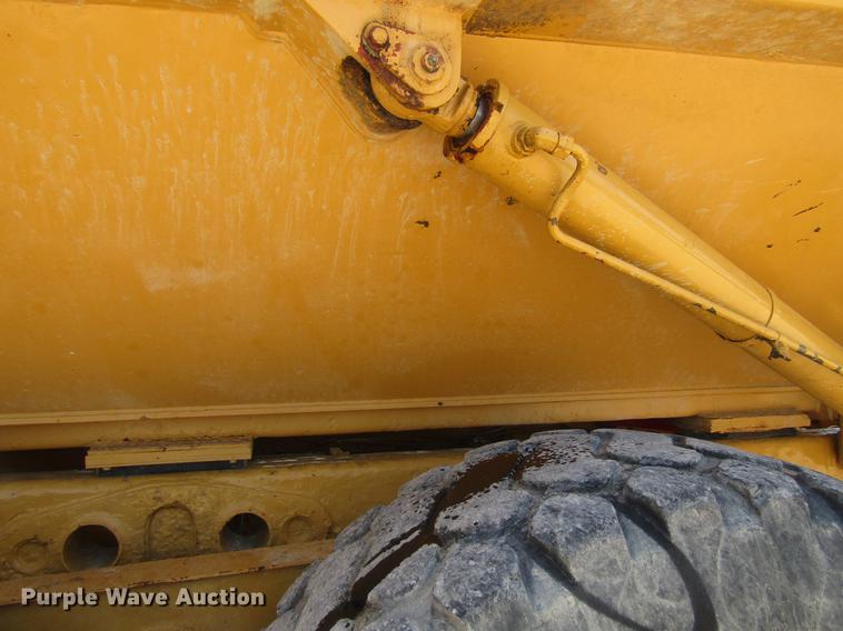 image for item DF3799 2001 Caterpillar 725 haul truck