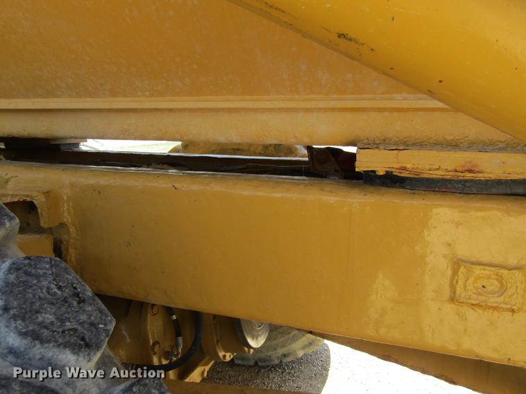 image for item DF3799 2001 Caterpillar 725 haul truck
