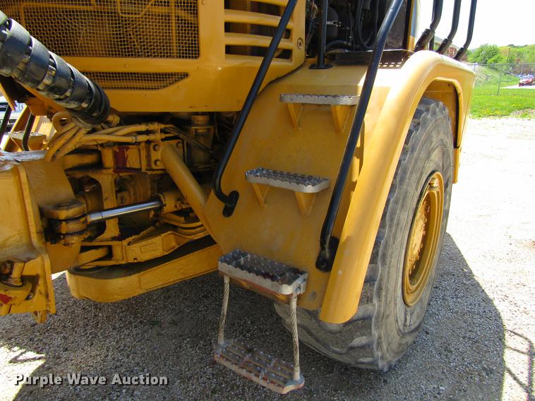 image for item DF3799 2001 Caterpillar 725 haul truck