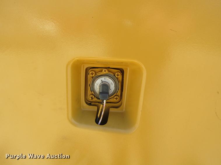 image for item DF3799 2001 Caterpillar 725 haul truck