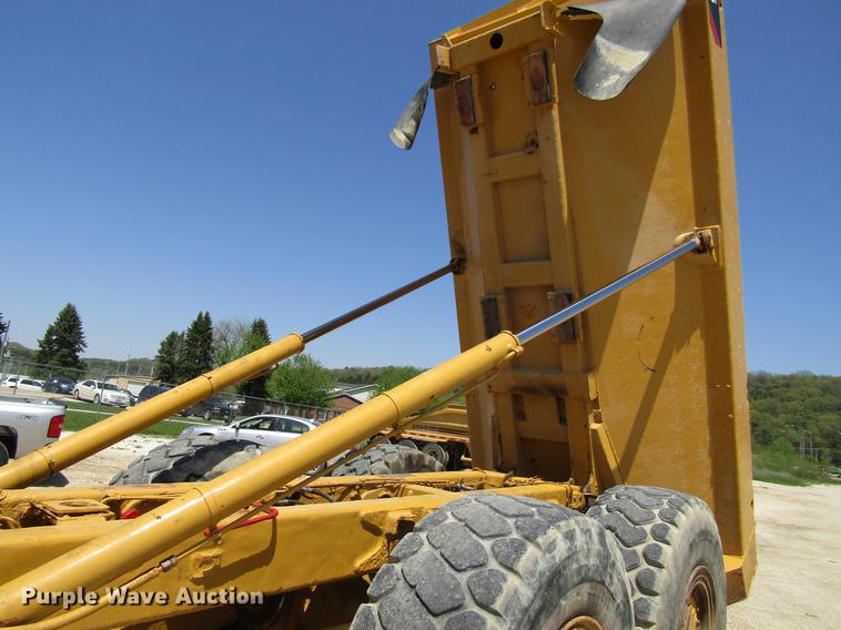 image for item DF3799 2001 Caterpillar 725 haul truck