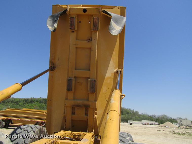 image for item DF3799 2001 Caterpillar 725 haul truck