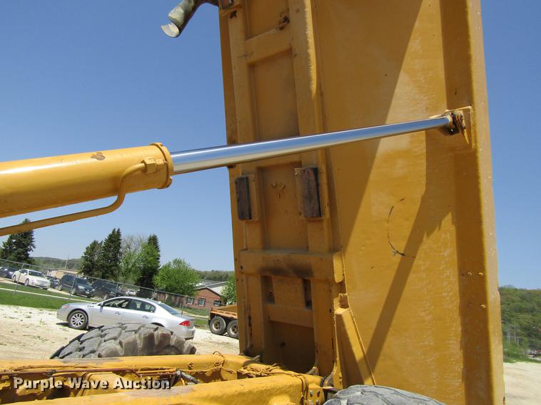 image for item DF3799 2001 Caterpillar 725 haul truck
