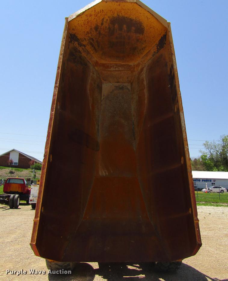 image for item DF3799 2001 Caterpillar 725 haul truck