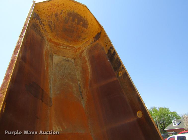 image for item DF3799 2001 Caterpillar 725 haul truck