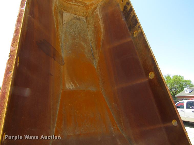 image for item DF3799 2001 Caterpillar 725 haul truck