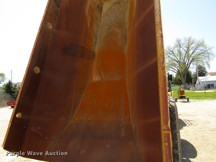 image for item DF3799 2001 Caterpillar 725 haul truck