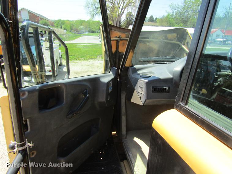 image for item DF3799 2001 Caterpillar 725 haul truck