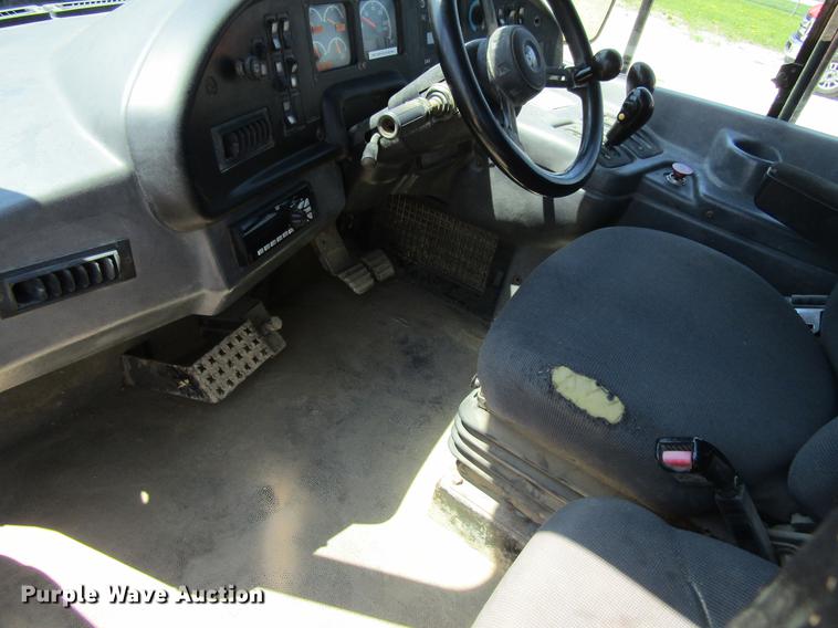 image for item DF3799 2001 Caterpillar 725 haul truck
