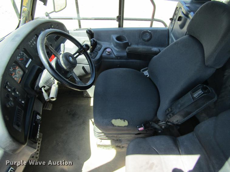 image for item DF3799 2001 Caterpillar 725 haul truck