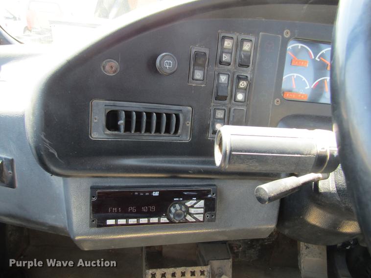 image for item DF3799 2001 Caterpillar 725 haul truck