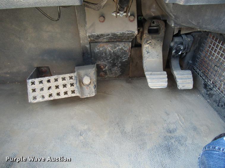 image for item DF3799 2001 Caterpillar 725 haul truck