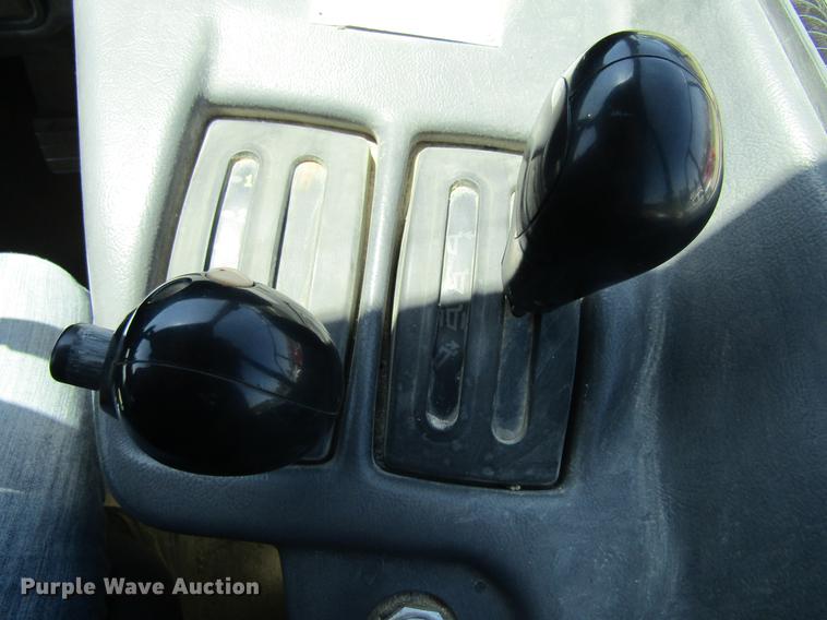 image for item DF3799 2001 Caterpillar 725 haul truck