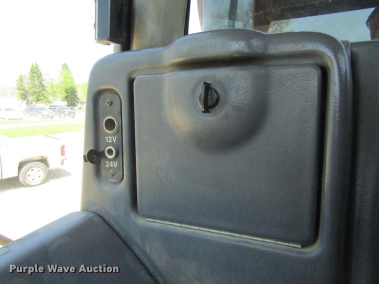 image for item DF3799 2001 Caterpillar 725 haul truck