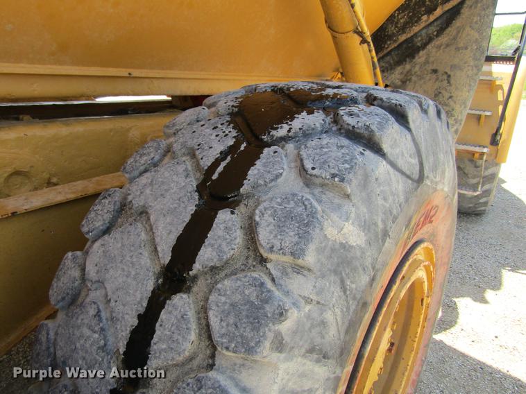 image for item DF3799 2001 Caterpillar 725 haul truck