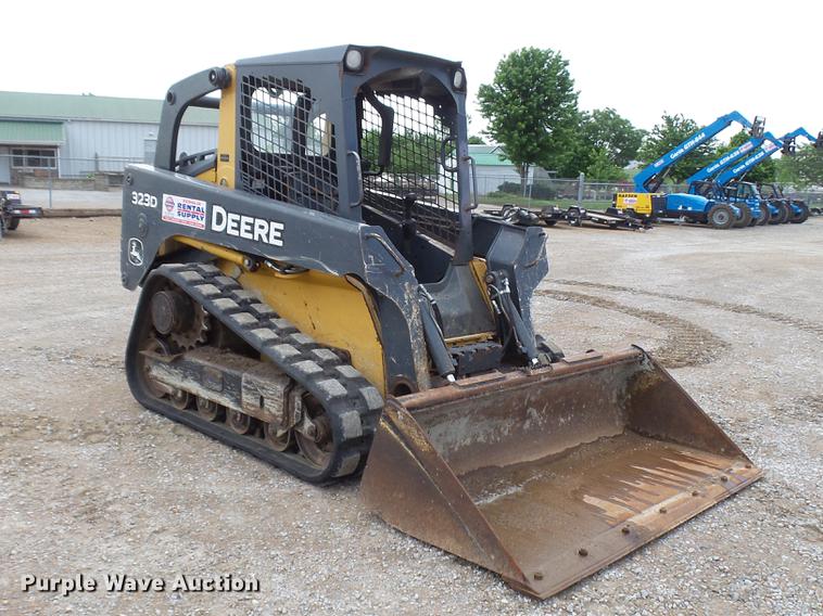 image for item DP9527 2011 John Deere 323D skid steer