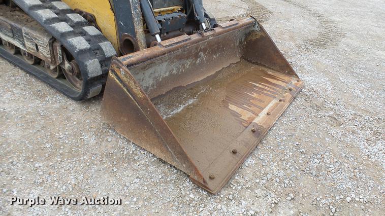 image for item DP9527 2011 John Deere 323D skid steer