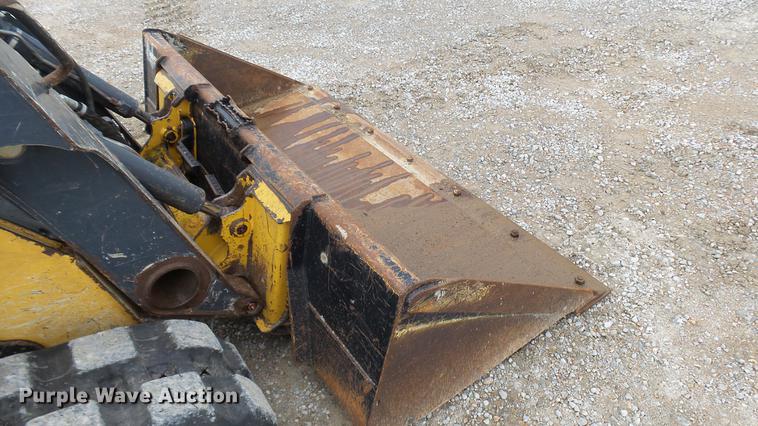 image for item DP9527 2011 John Deere 323D skid steer