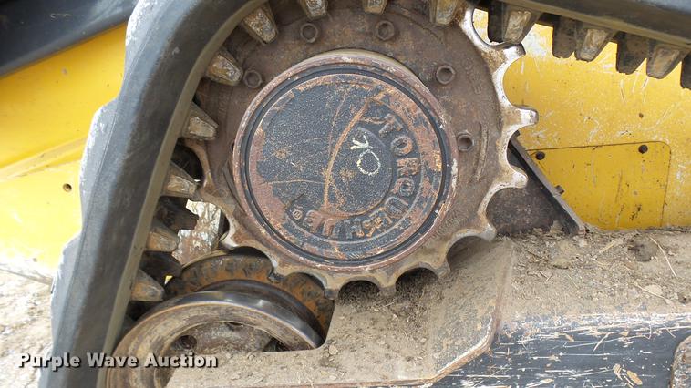 image for item DP9527 2011 John Deere 323D skid steer