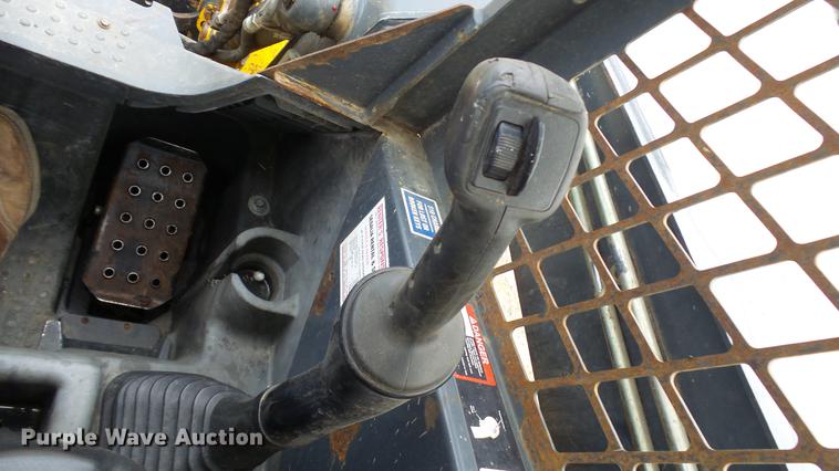 image for item DP9527 2011 John Deere 323D skid steer
