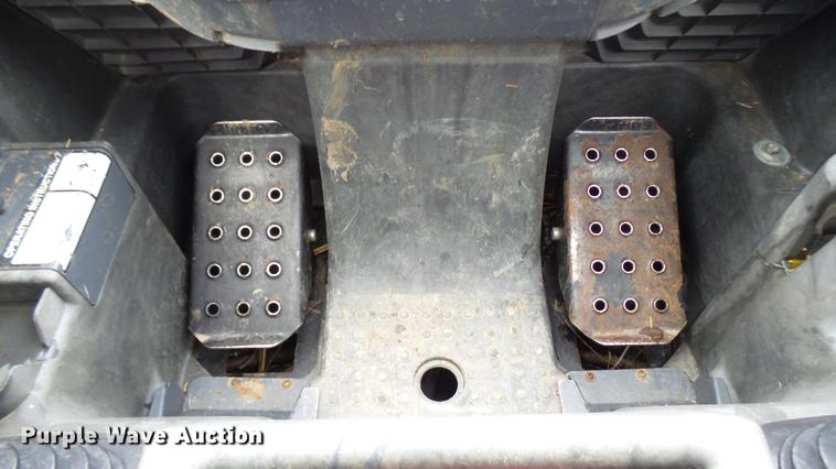 image for item DP9527 2011 John Deere 323D skid steer