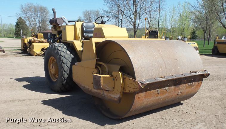 image for item DV9710 Caterpillar CS-433 single drum vibratory roller