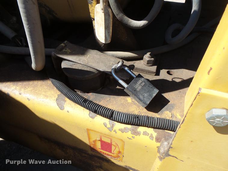 image for item DV9710 Caterpillar CS-433 single drum vibratory roller