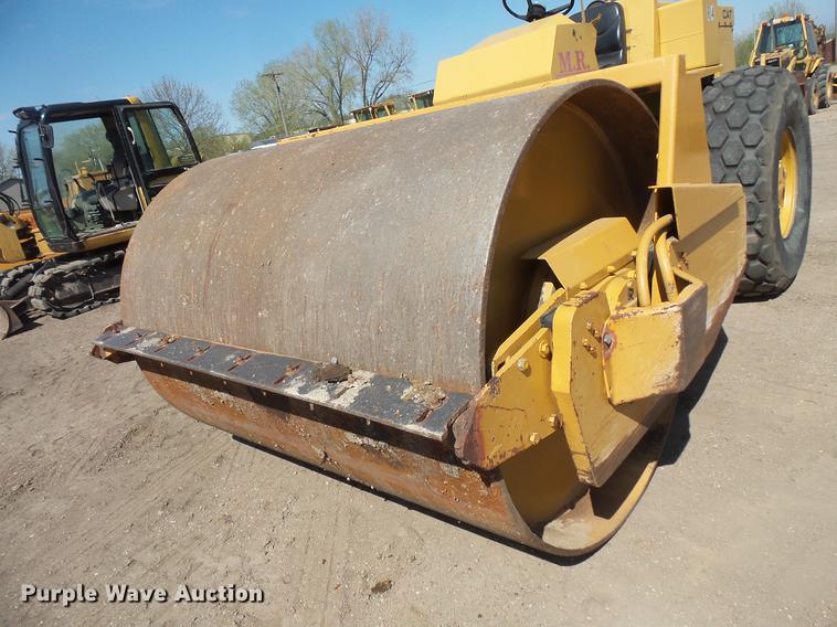 image for item DV9710 Caterpillar CS-433 single drum vibratory roller