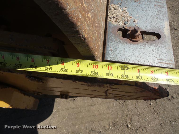 image for item DV9710 Caterpillar CS-433 single drum vibratory roller