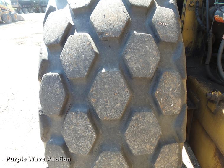 image for item DV9710 Caterpillar CS-433 single drum vibratory roller