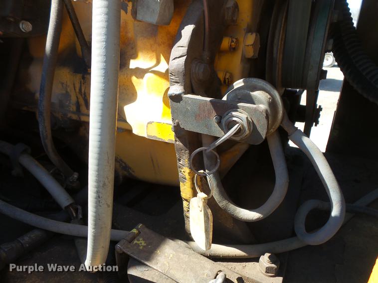 image for item DV9710 Caterpillar CS-433 single drum vibratory roller