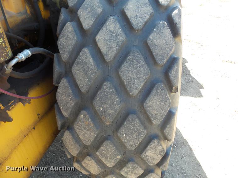 image for item DV9710 Caterpillar CS-433 single drum vibratory roller