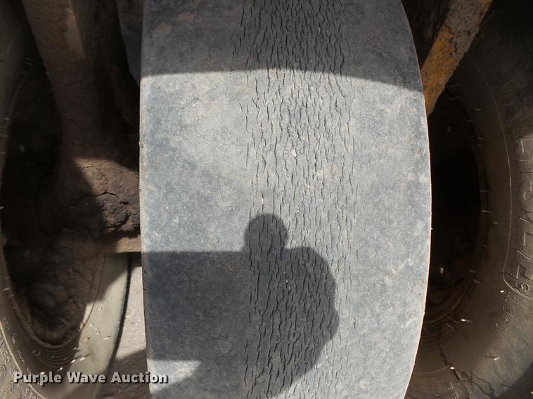 image for item DV9713 1988 Ingram 11-2700-R pneumatic roller