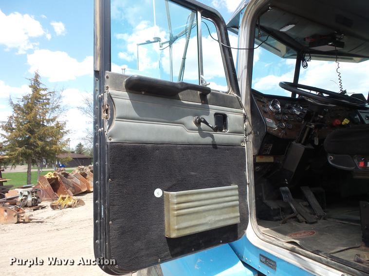 image for item DV9717 1995 Peterbilt 377 semi truck