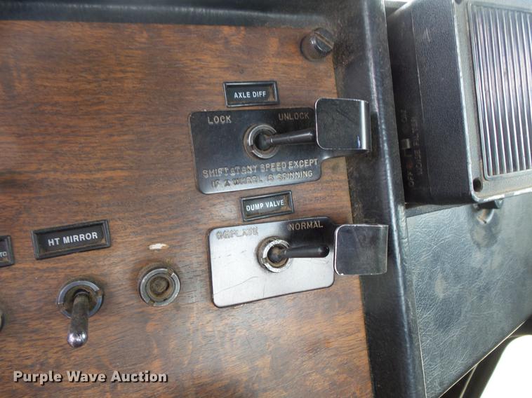 image for item DV9717 1995 Peterbilt 377 semi truck