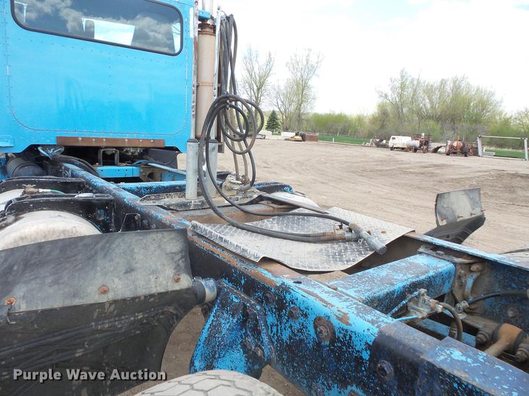 image for item DV9717 1995 Peterbilt 377 semi truck