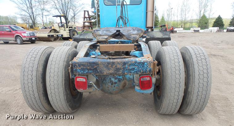 image for item DV9717 1995 Peterbilt 377 semi truck