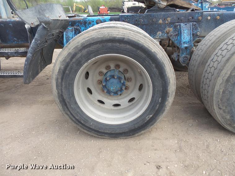 image for item DV9717 1995 Peterbilt 377 semi truck