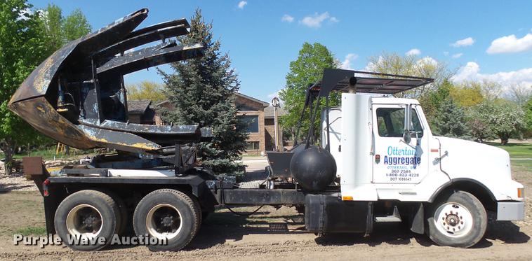 image for item DX9098 1989 International G-8300 truck with Big John tree spade