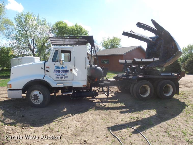 image for item DX9098 1989 International G-8300 truck with Big John tree spade