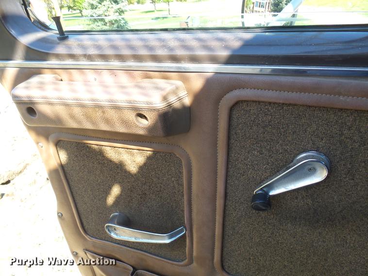 image for item DX9098 1989 International G-8300 truck with Big John tree spade