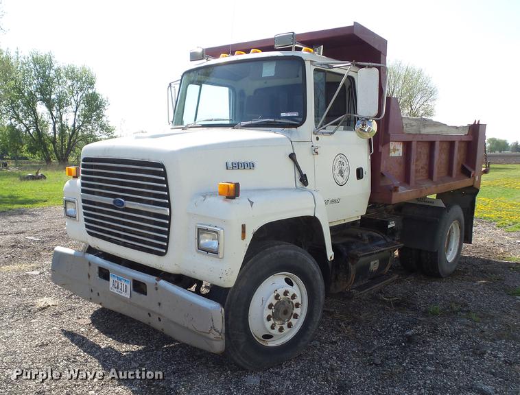 image for item DZ9247 1994 Ford LN9000 dump truck