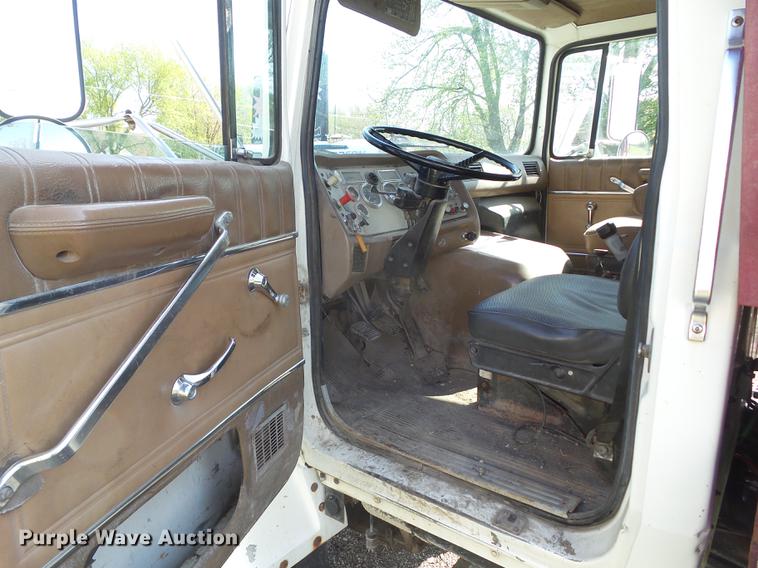 image for item DZ9247 1994 Ford LN9000 dump truck