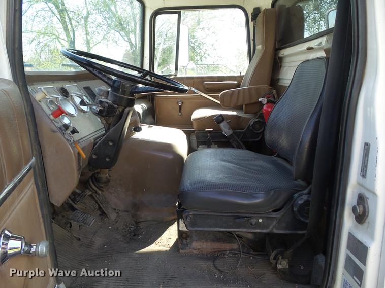 image for item DZ9247 1994 Ford LN9000 dump truck