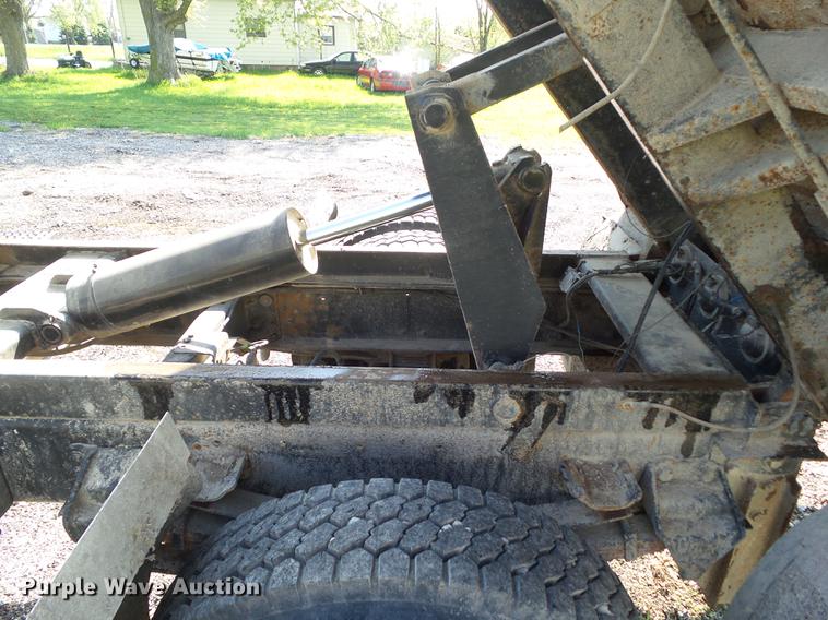 image for item DZ9247 1994 Ford LN9000 dump truck