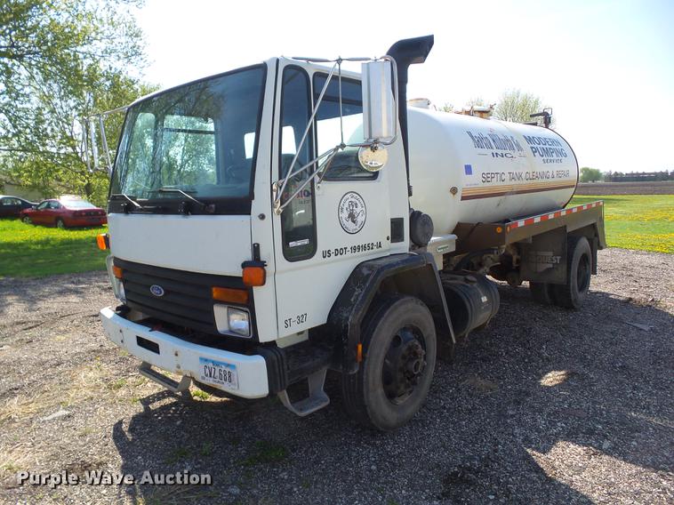 image for item DZ9248 1993 Ford CF8000 vacuum truck