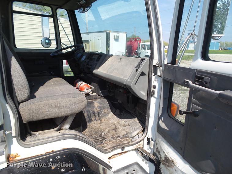 image for item DZ9248 1993 Ford CF8000 vacuum truck