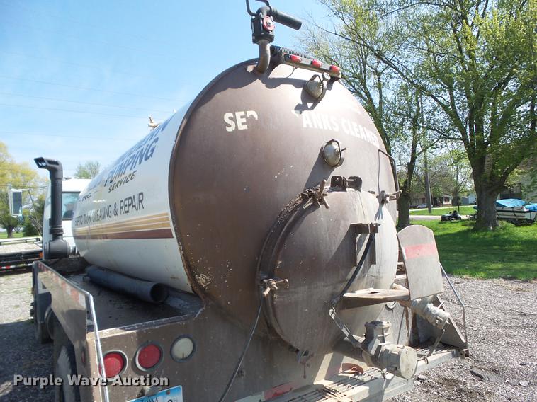 image for item DZ9248 1993 Ford CF8000 vacuum truck